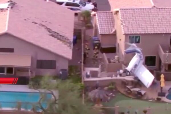 У США літак впав у двір житлового будинку: крило пробило дах, є постраждалі