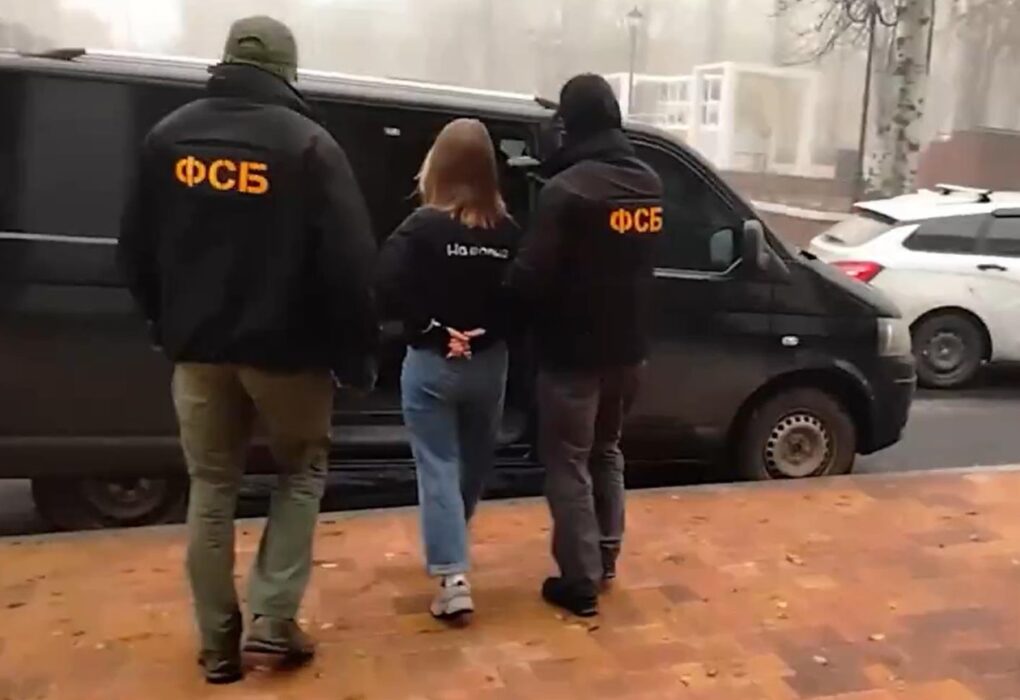 У Волновасі росіяни затримали 18-річну українку "за державну зраду"