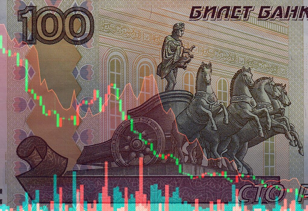 Курс рубля прискорив падіння попри зростання цін на нафту