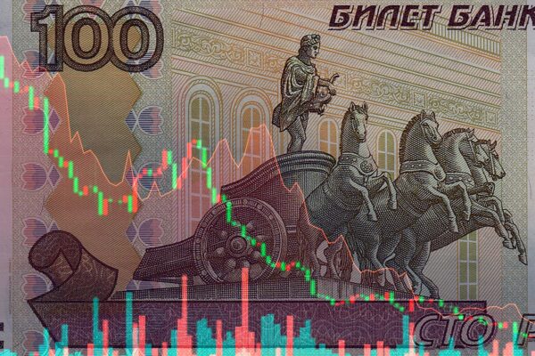 Курс рубля прискорив падіння попри зростання цін на нафту
