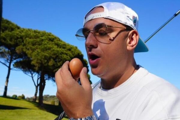 "В Європі та США вже свято...": Потап показав, як з великоднім яйцем грає в гольф (фото)