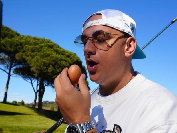 "В Європі та США вже свято...": Потап показав, як з великоднім яйцем грає в гольф (фото)