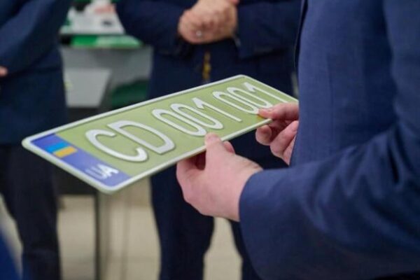 В Україні їздитимуть автомобілі з номерами оливкового кольору: Що це означає
