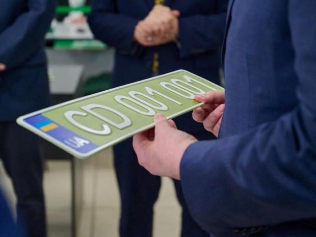 В Україні їздитимуть автомобілі з номерами оливкового кольору: Що це означає
