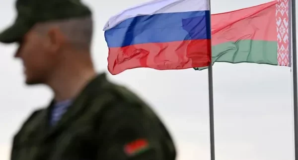 Готують дороги та артилерійські позиції: Зеленський заявив, що РФ пробує втягнути Білорусь у війну