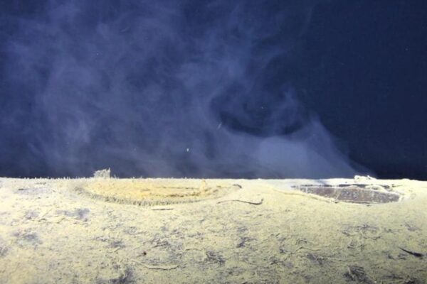 Затонулий радянський підводний човен випускає радіоактивні відходи в океан