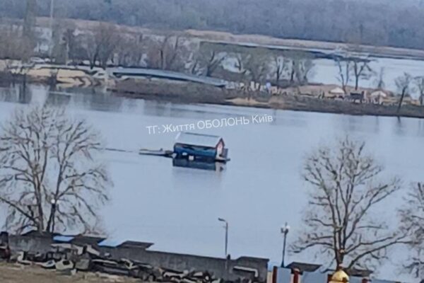 У Києві помітили плаваючий будинок
