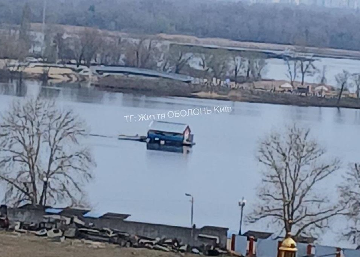 У Києві помітили плаваючий будинок