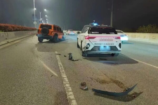 У Китаї сотні безпілотних таксі "замерли" посеред трас