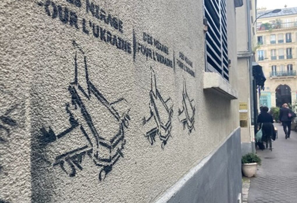 У Франції оголосили вироки групі молдаван за "українські" графіті з трунами