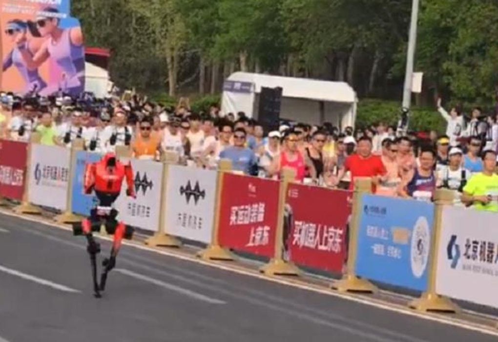 У Пекіні роботи-гуманоїди обігнали людей під час півмарафону