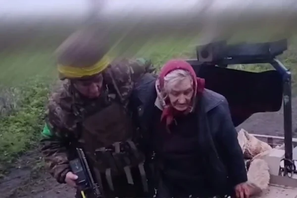 «Бабусю, сідай». Військові евакуювали з-під обстрілів літню жінку наземним роботом