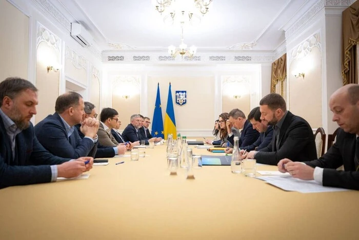 Рекордні ціни на пальне. Свириденко зібрала представників найбільших мереж АЗС