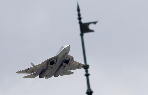 Су-57 летить над Кремлем
