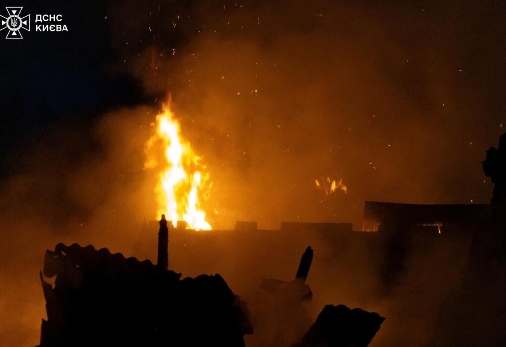 У Києві пожежа охопила три будинки