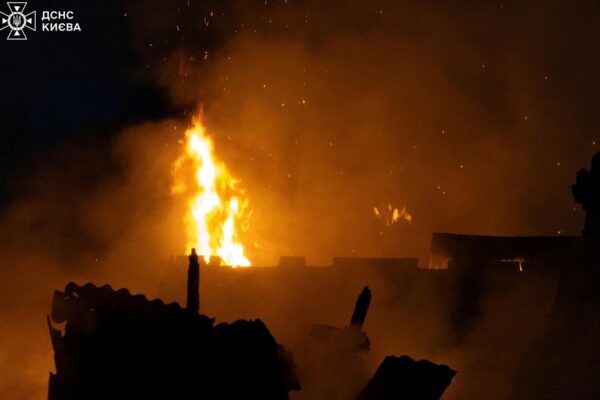 У Києві пожежа охопила три будинки