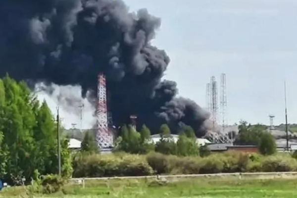 Масштабна пожежа на стратегічному нафтовому об'єкті в РФ: є загиблі