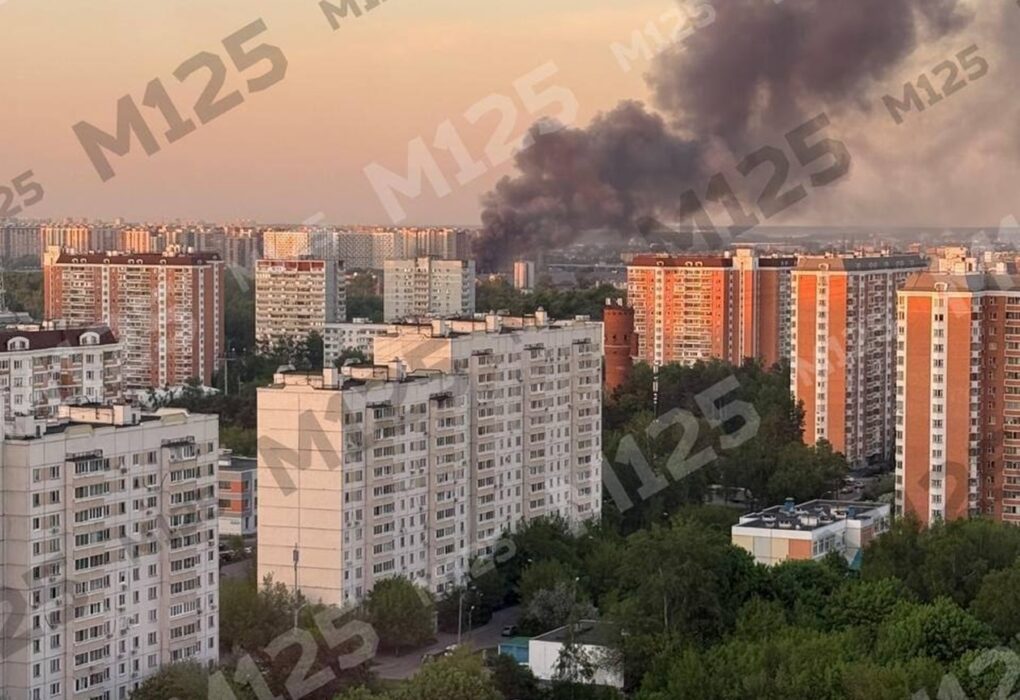 Москву атакують дрони, горять промислові об'єкти РФ