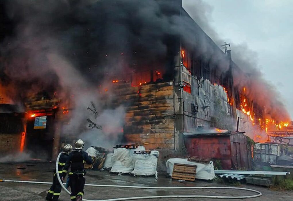 В Ірпені спалахнуло промислове підприємство
