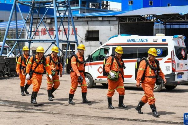 У Китаї через вибух на шахті загинули 82 гірники