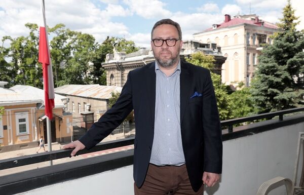 Праві політики Польщі знов роблять рейтинги на розбраті з Україною: Експосол у Києві повернув Зеленському орден