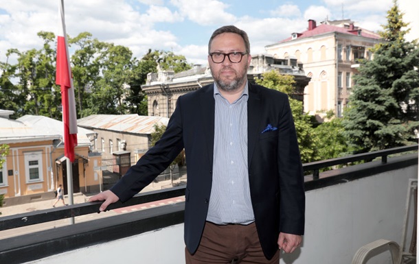 Праві політики Польщі знов роблять рейтинги на розбраті з Україною: Експосол у Києві повернув Зеленському орден