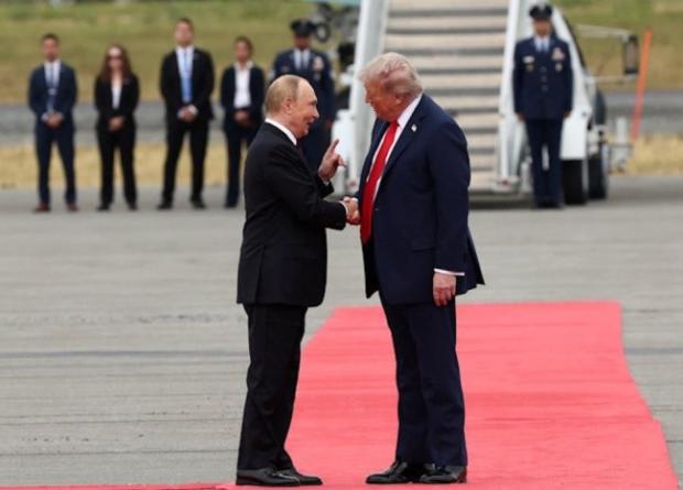Трамп зустрічає Путіна на аеродромі військової бази в місті Анкорідж (Аляска)