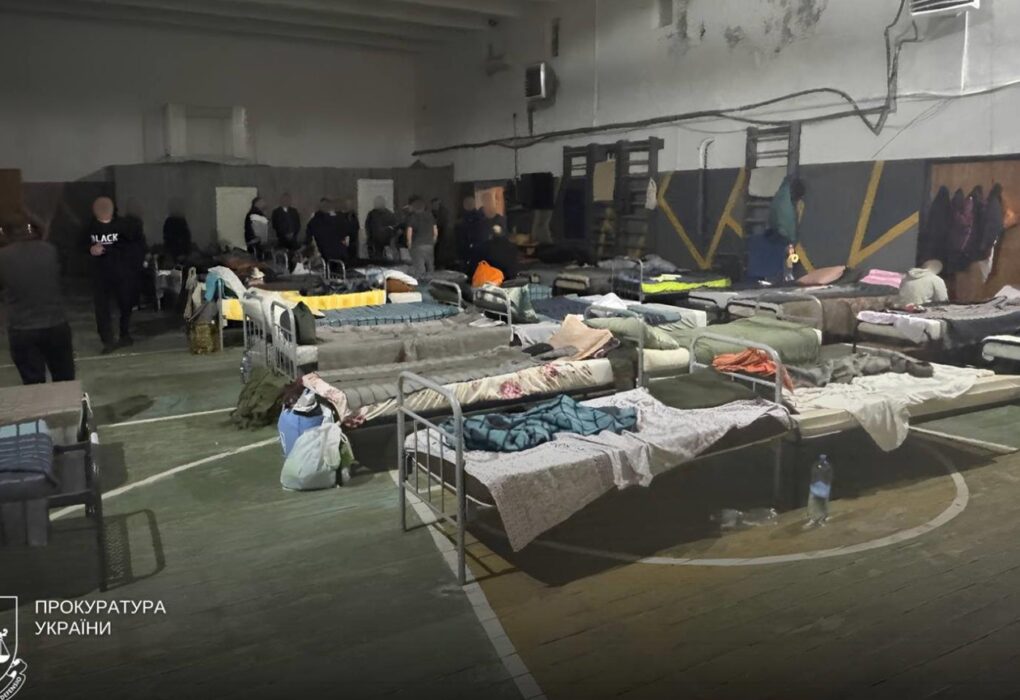 Приковували людей кайданками в ТЦК: ужгородські військкоми отримали підозру