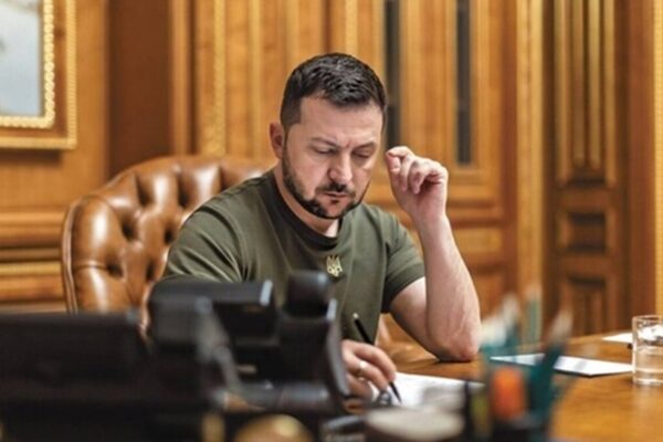 ЗМІ назвали хто передав лист від Зеленського для Путіна