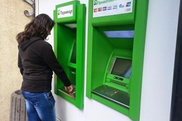 ПриватБанк обмежив видачу готівки