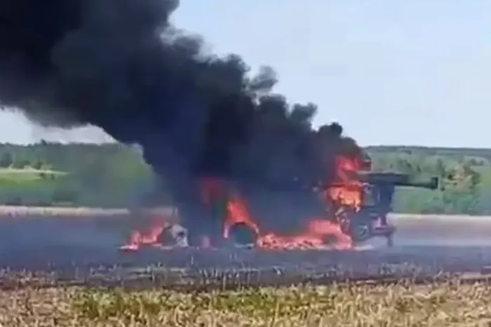 На Сумщині російський дрон знищив комбайн під час польових робіт (відео)