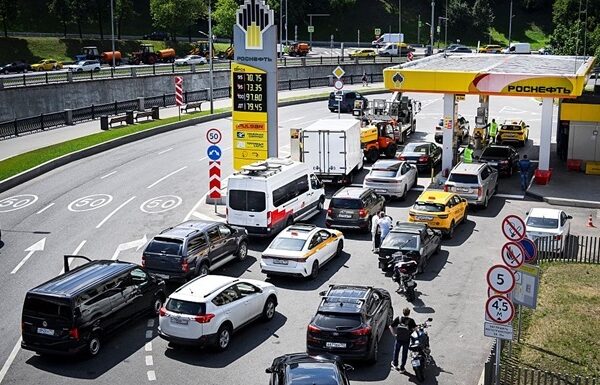 Черга на заправці Роснєфті в Москві