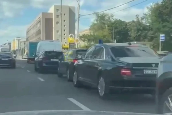 Паливна криза дісталася еліти: у Москві помітили урядові «Ауруси» біля АЗС (відео)