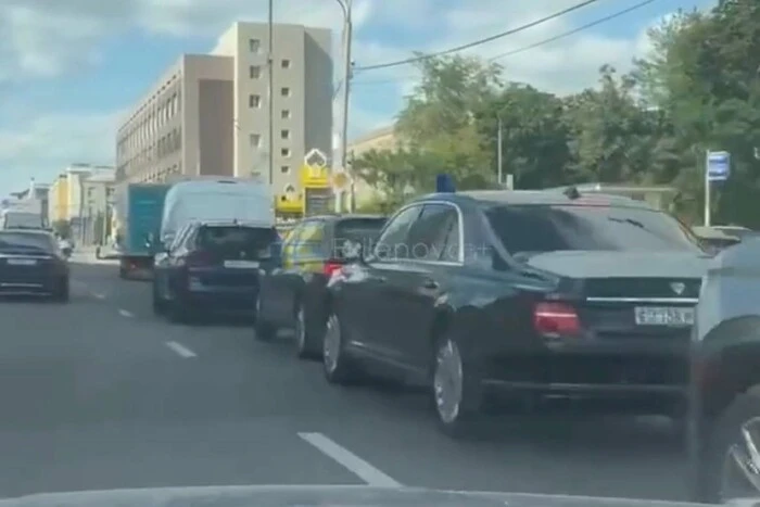 Паливна криза дісталася еліти: у Москві помітили урядові «Ауруси» біля АЗС (відео)