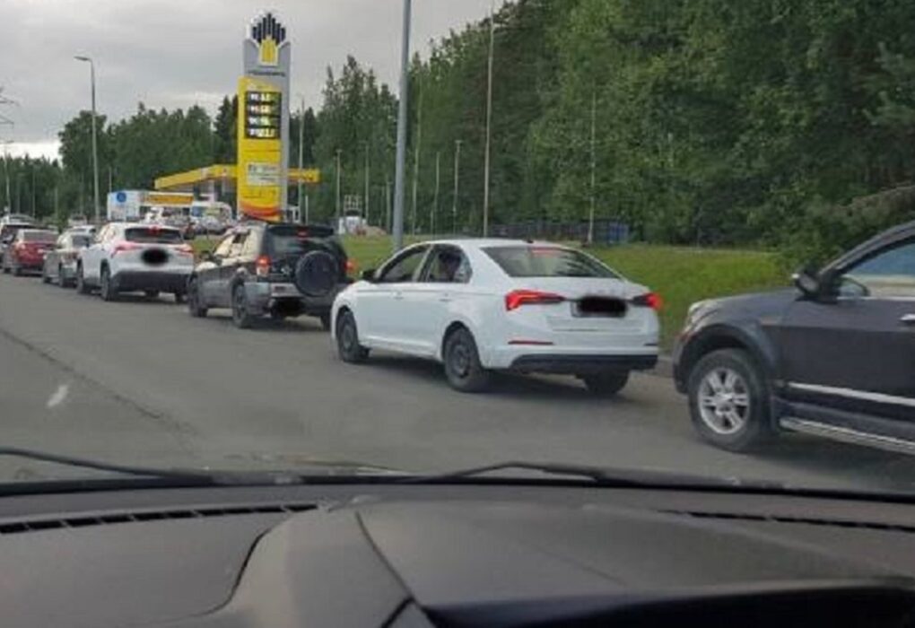 Росіяни почали помирати в чергах за бензином
