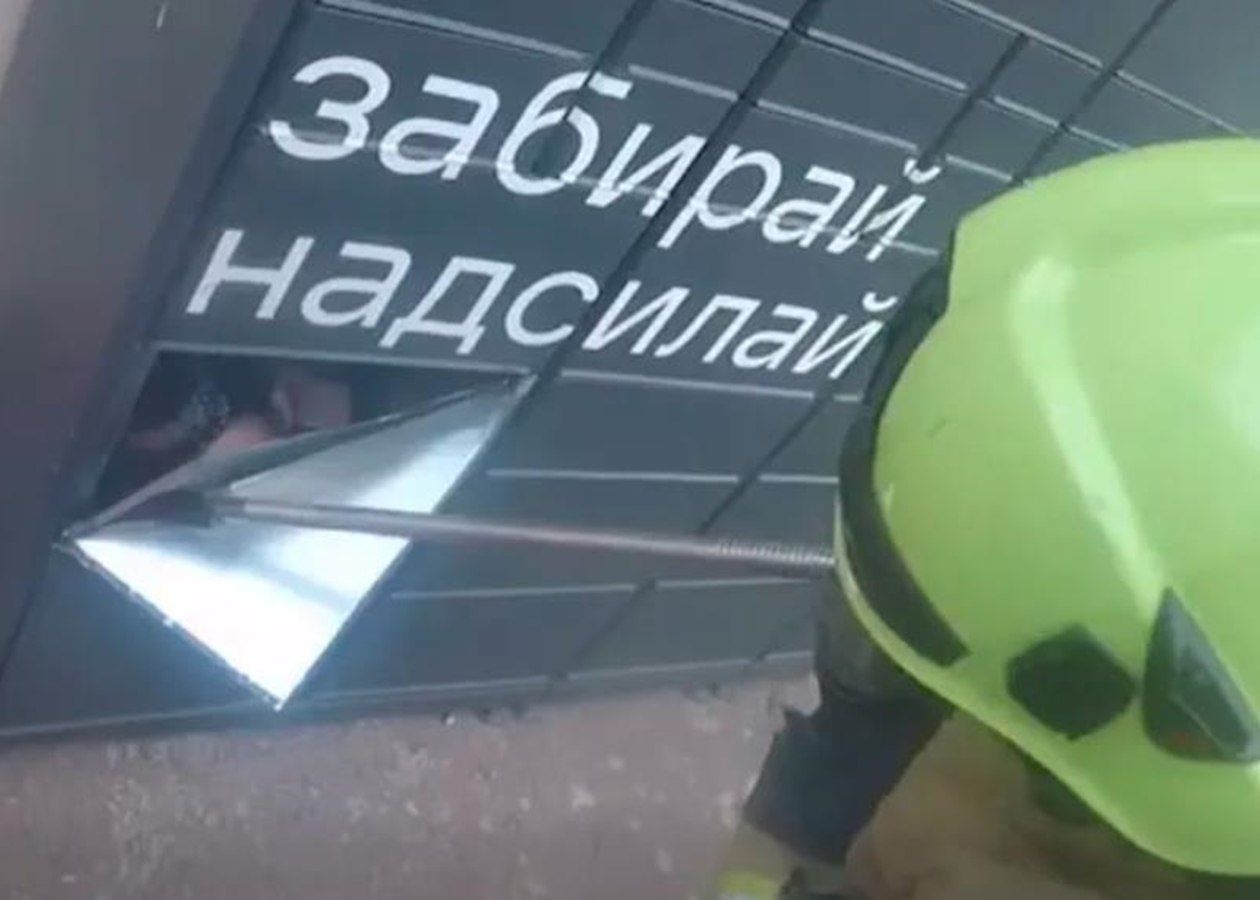 У Рівному дівчина "закрилась" у поштоматі