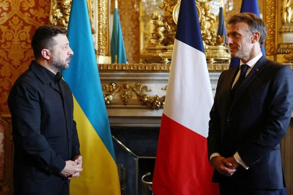 Зеленський зустрівся з Макроном і вручив орден