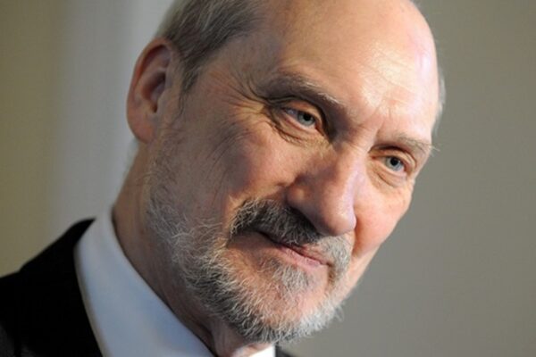 Ексглаву Міноборони Польщі судитимуть через заяви про "російських агентів"
