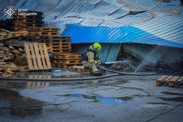 РФ атакувала склади з туалетним папером на Одещині: фото, відео