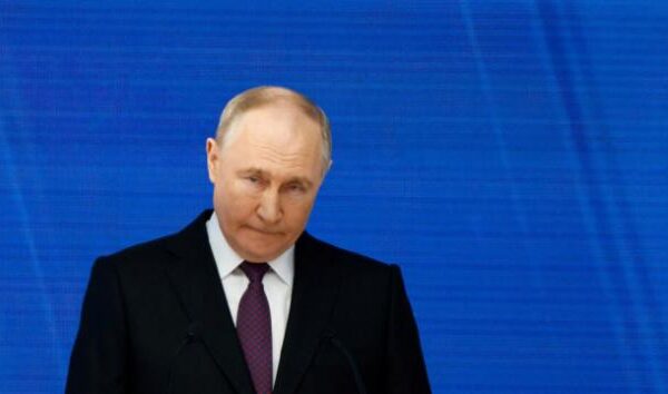 Є що радо вітали: Росіяни чекають на візит Путіна в регіони, бо перед цим завозять дешевий бензин