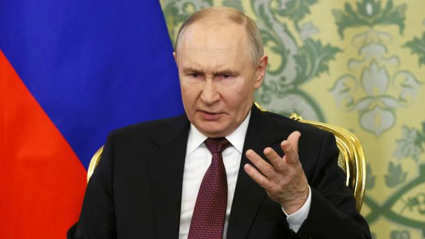 Путін спускає все! Росія розпродає золото - темпи скорочення запасів безпрецедентні в її історії