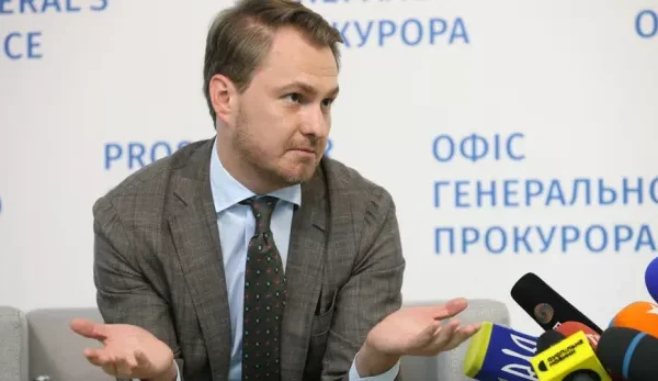 Назад не повернеться? Генпрокурор Кравченко виїхав з України на службовому авто