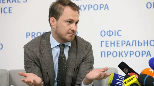 Назад не повернеться? Генпрокурор Кравченко виїхав з України на службовому авто
