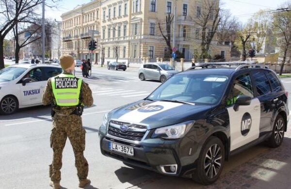 Невідомі принесли жалобні вінки до оборонних компаній ЄС, у Литві запідозрили РФ, - Delfi