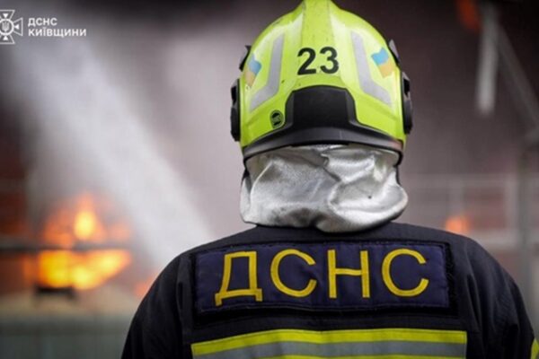 РФ атакує Київ: палає авто, пошкоджено стадіон