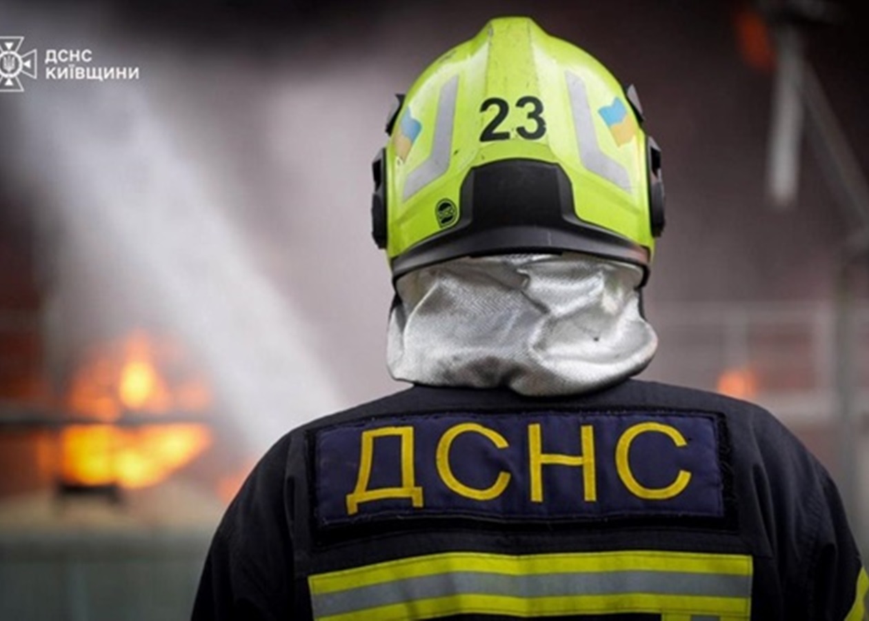 РФ атакує Київ: палає авто, пошкоджено стадіон