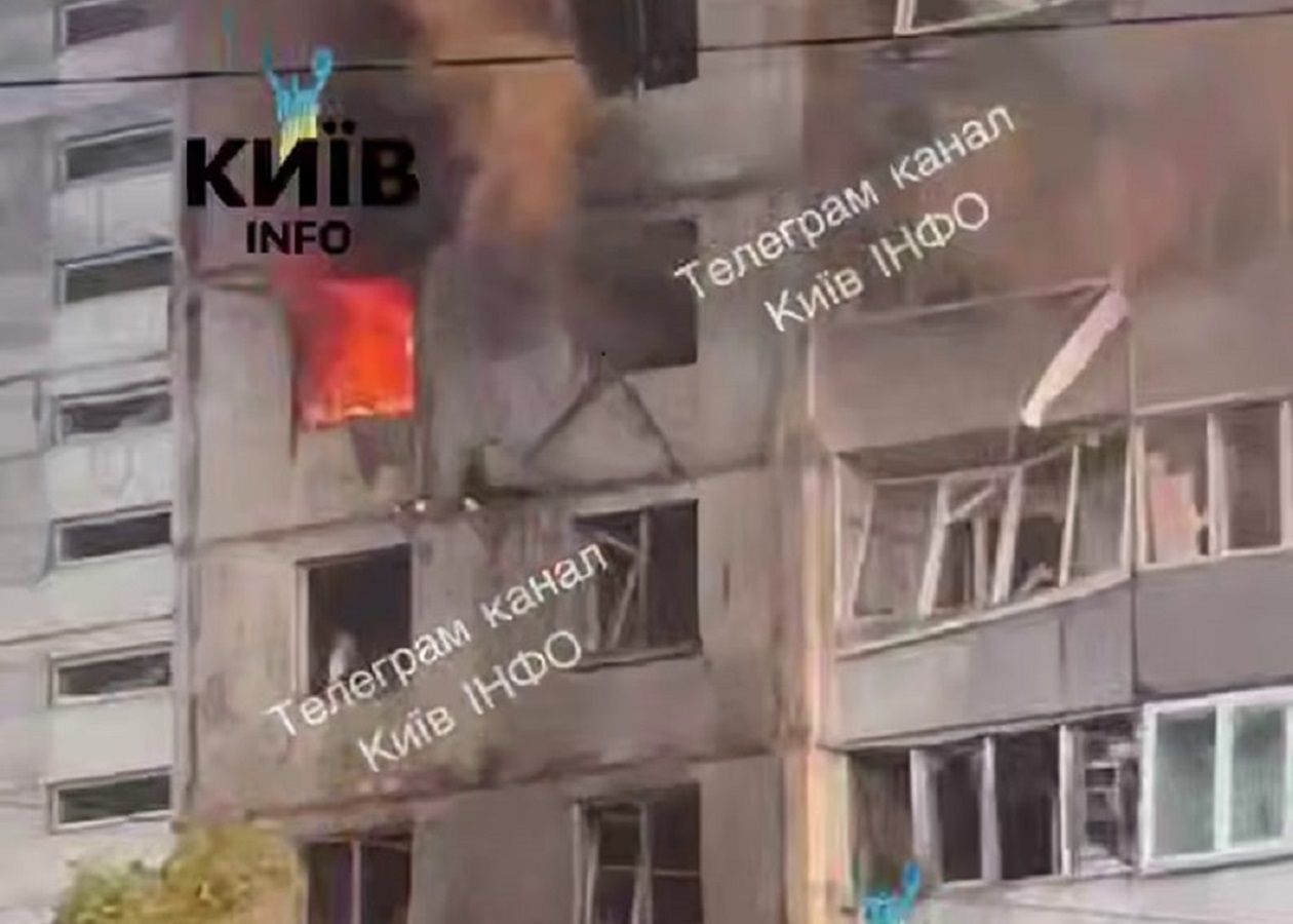 Приліт у 9-поверхівку в Києві: палає шість поверхів
