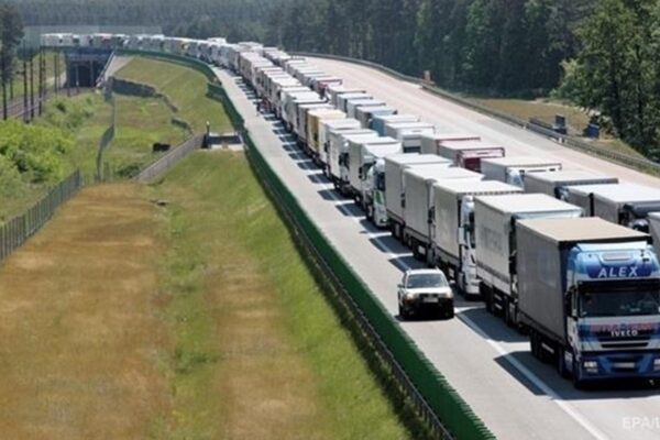 До 40 годин очікування: що відбувається на кордоні з Польщею